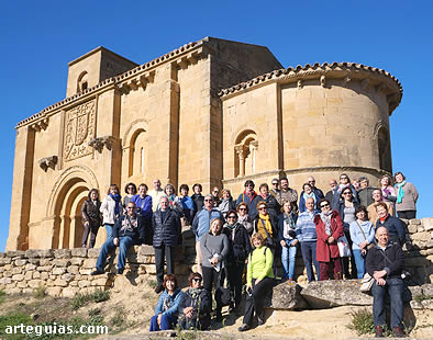 Foto de familia delante de la Ermita