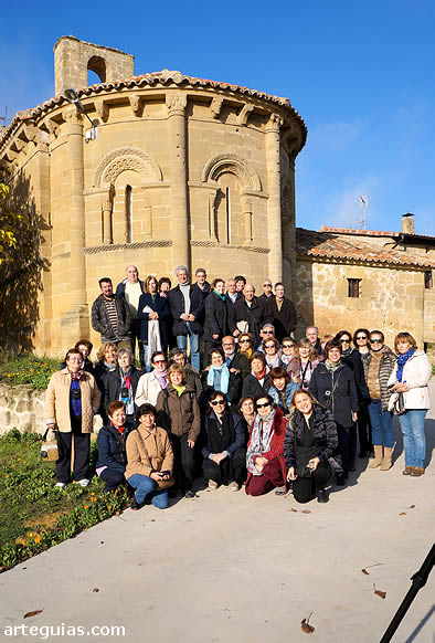El grupo deposando el domingo por la ma&ntilde;ana ante la iglesia de Castilseco