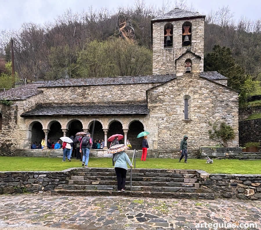 Llegada de nuestro grupo a la iglesia románica de Queralbs