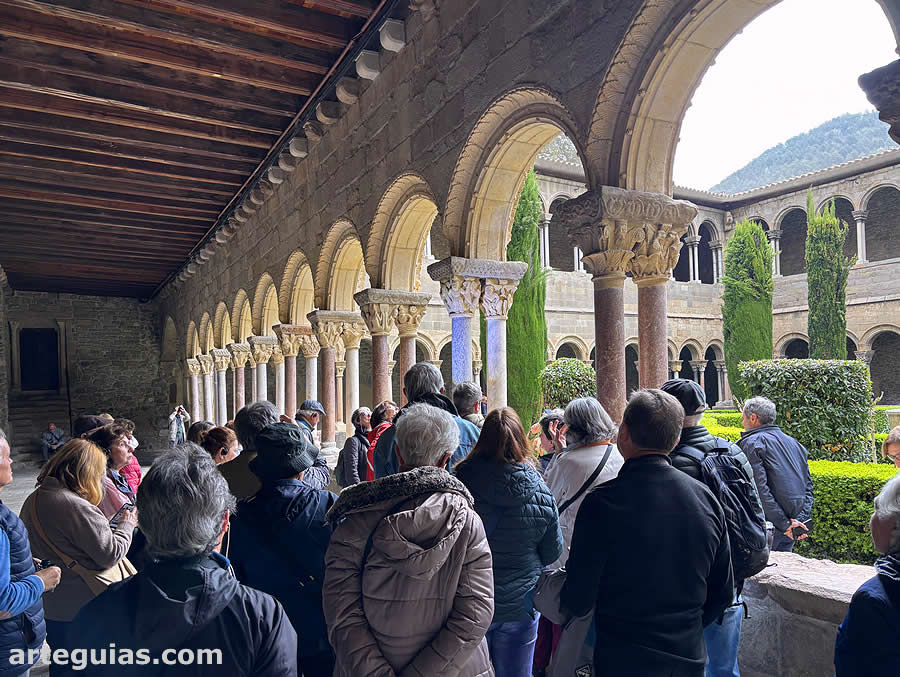 Visita al claustro del Monasterio de Ripoll