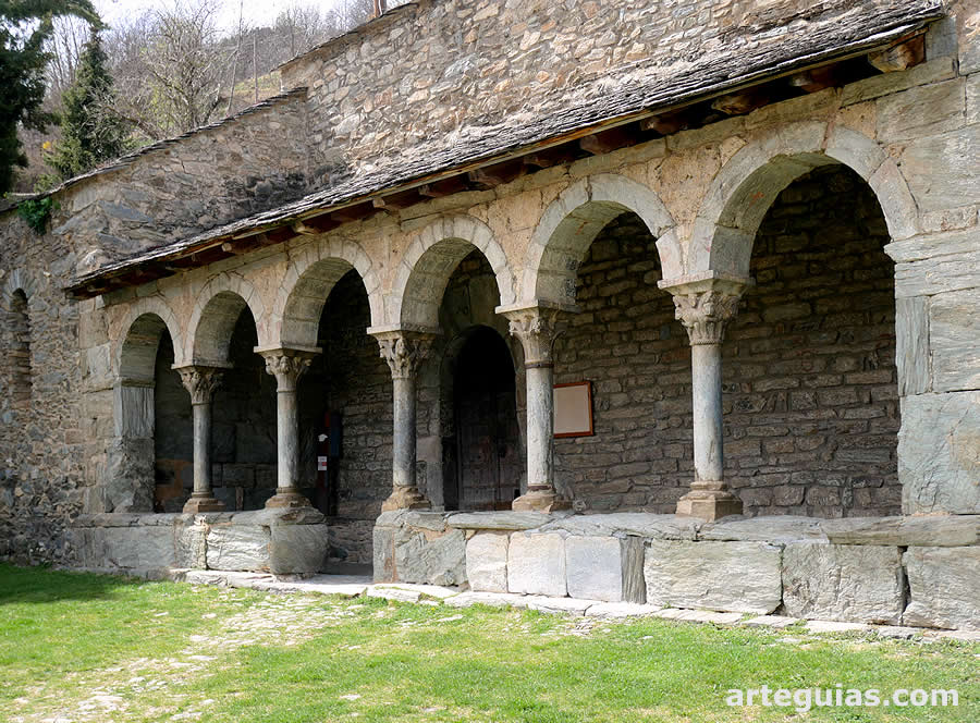 Galería porticada románica de la iglesia de Queralbs