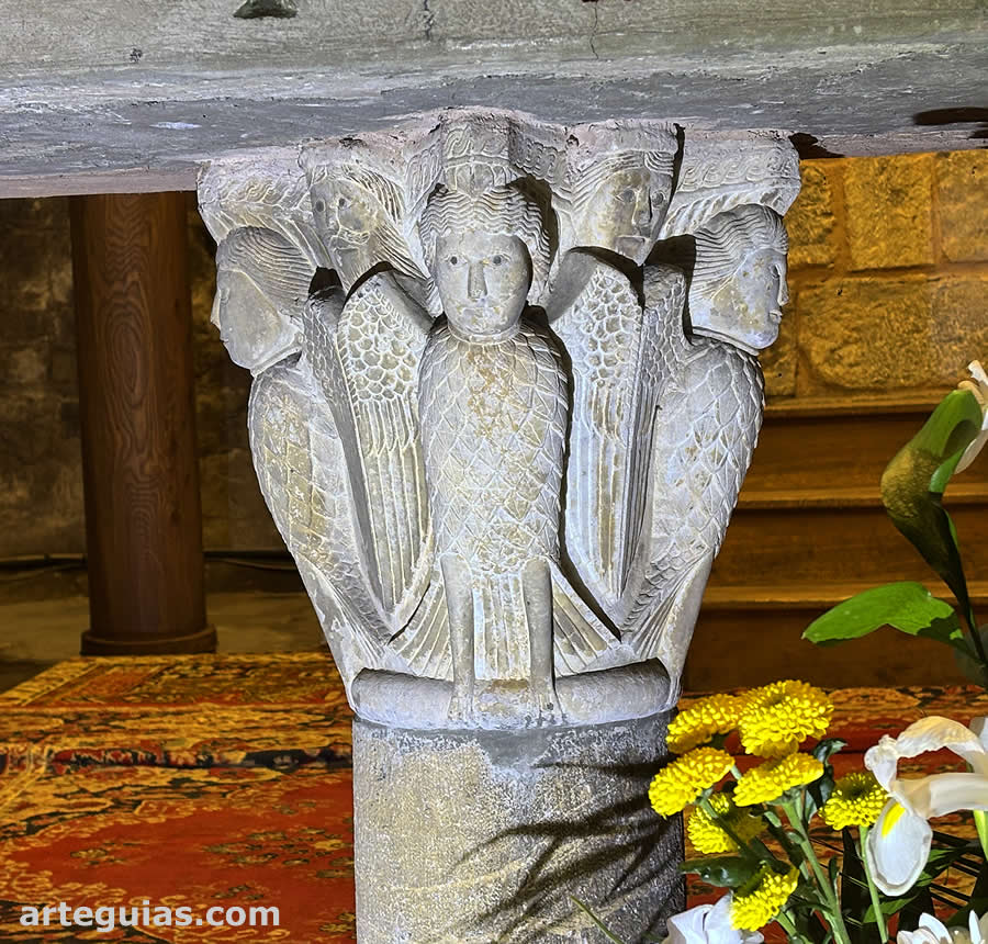 Capitel románico en el altar de Santa María de Campodrón