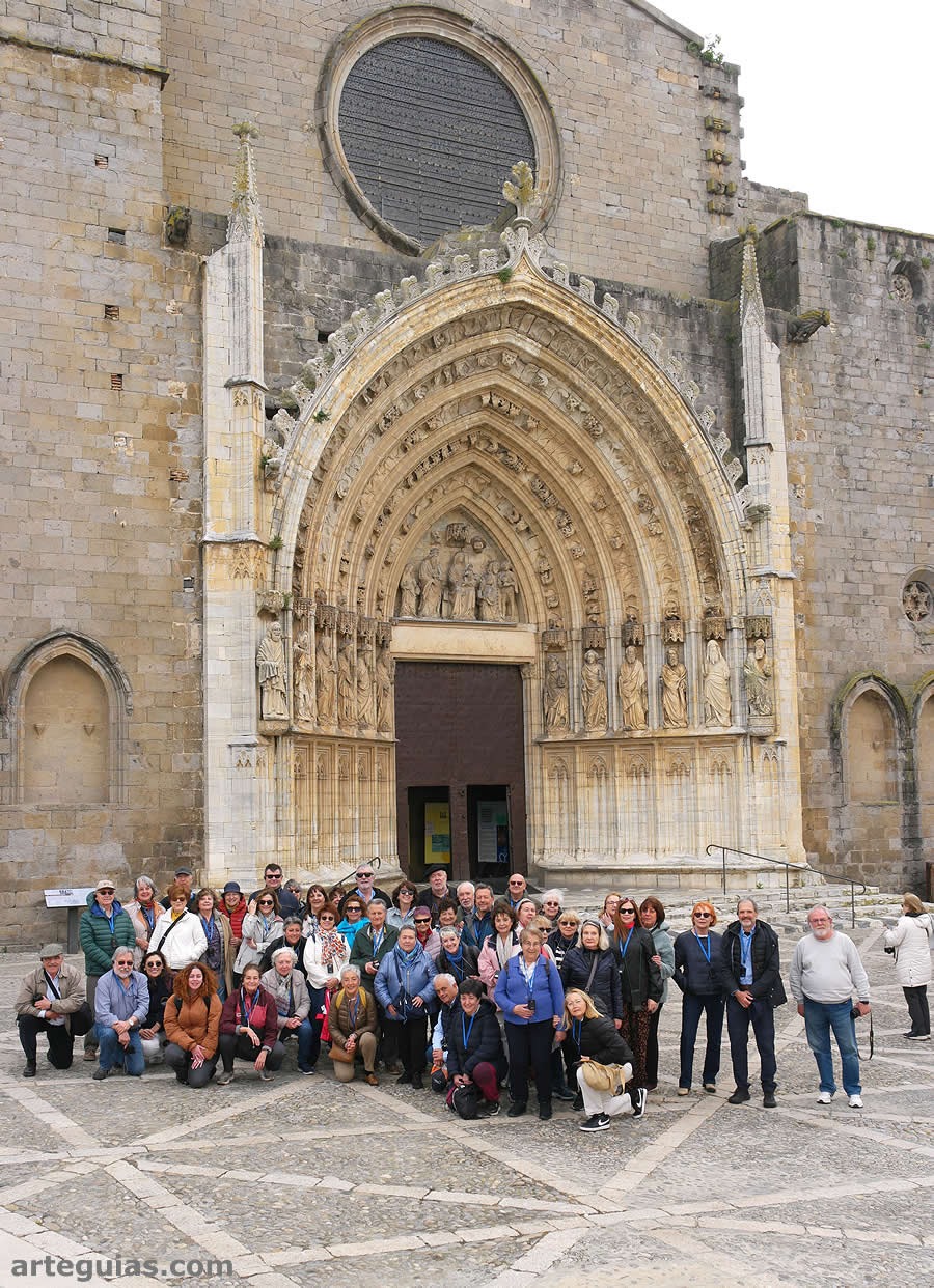 Foto de familia ante la espectacular portada de Santa María de Castelló d'Empúries