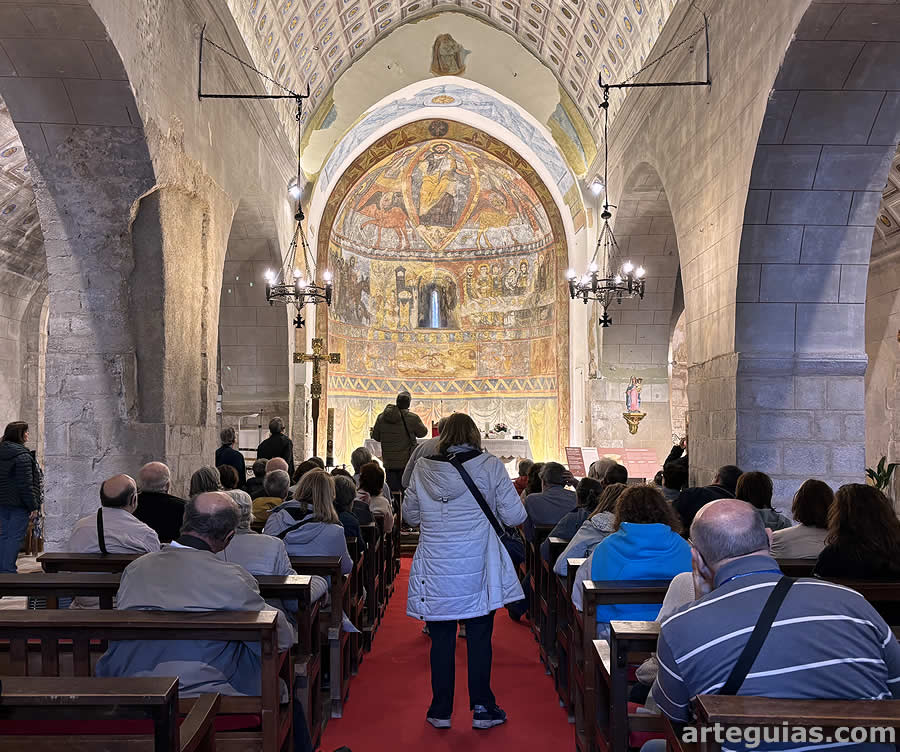 Admirando las pinturas románicas de la iglesia de Vilanova de la Muga