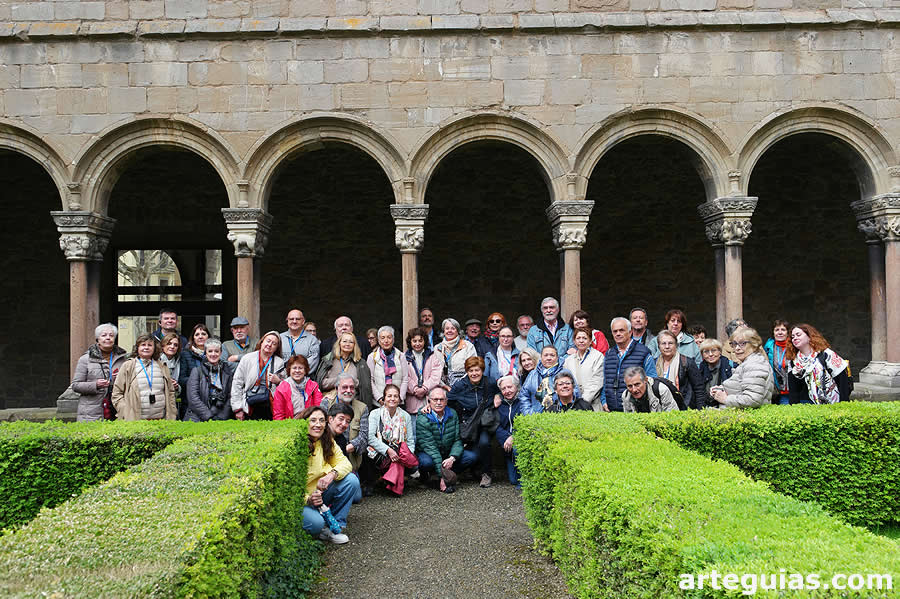 Foto de familia en el claustro de Santa María de Ripoll