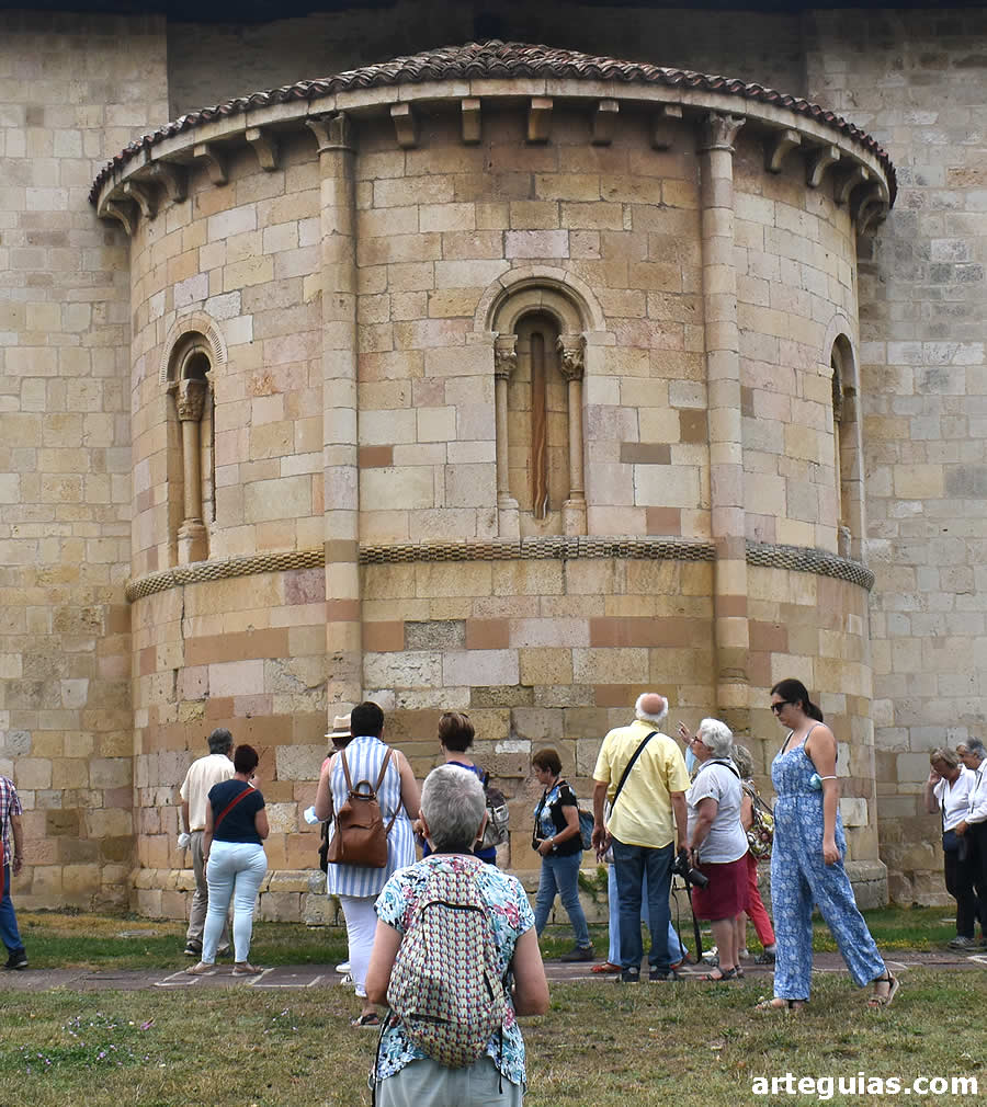 Imagen del viaje guiado en el momento de la visita a Armentia