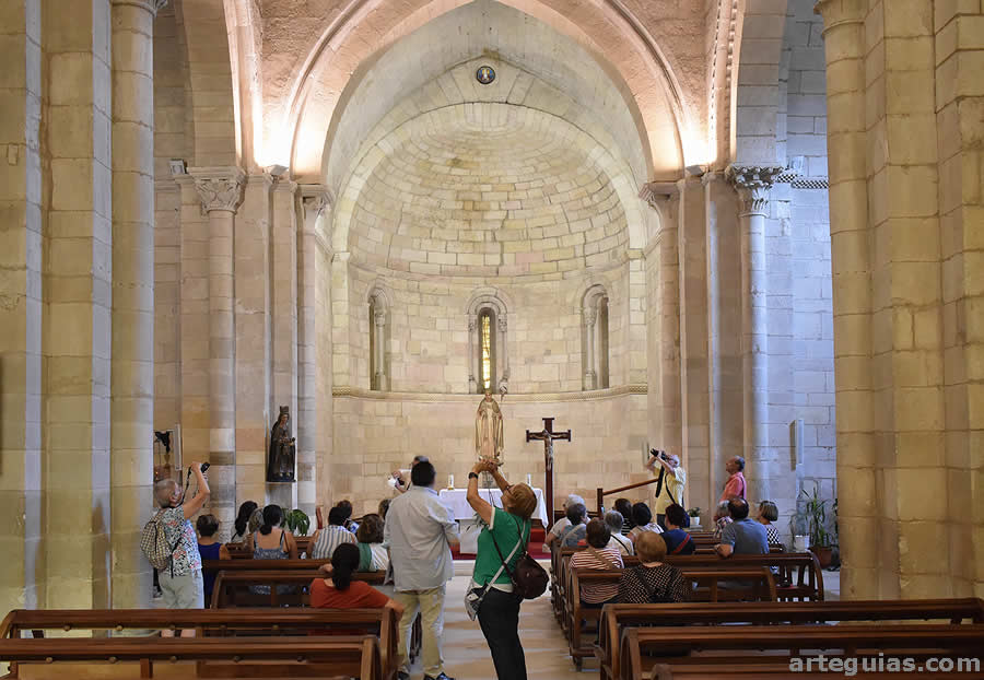 Interior de la iglesia de San Prudencio de Armantia