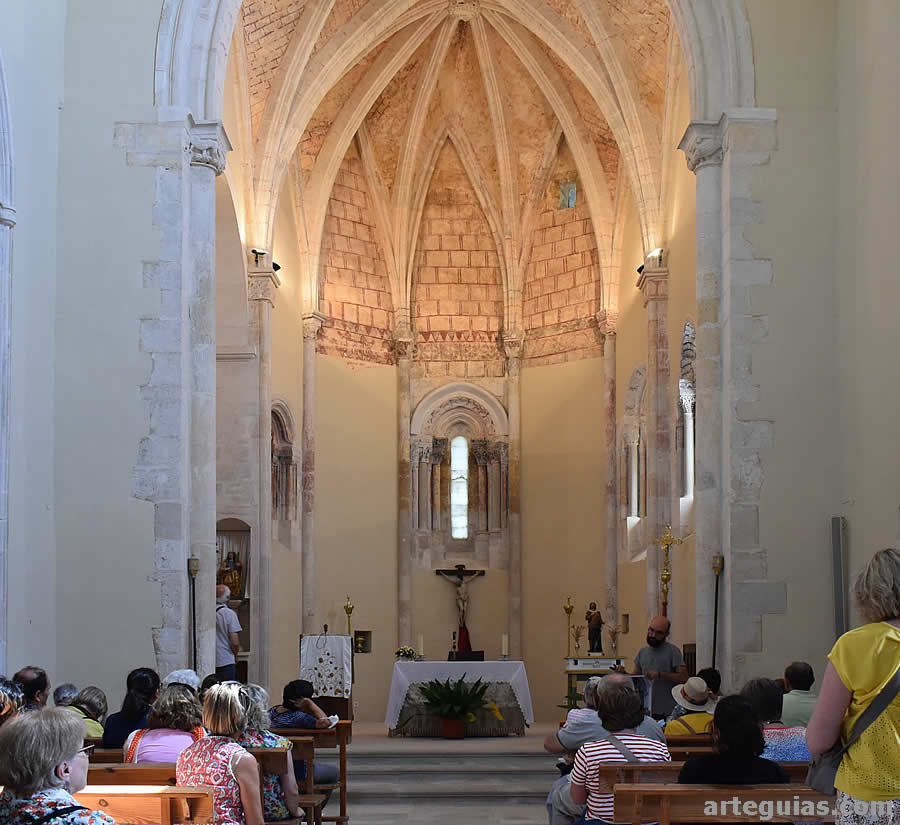 En el interior de la iglesia de Añua