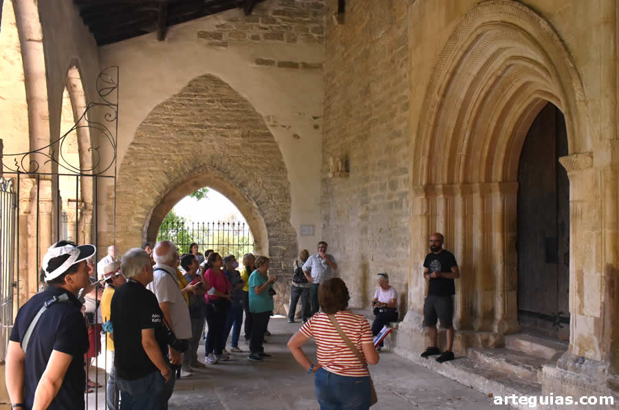 Dentro de la galería porticada de la Ermita de Nuestra Señora de Ayala