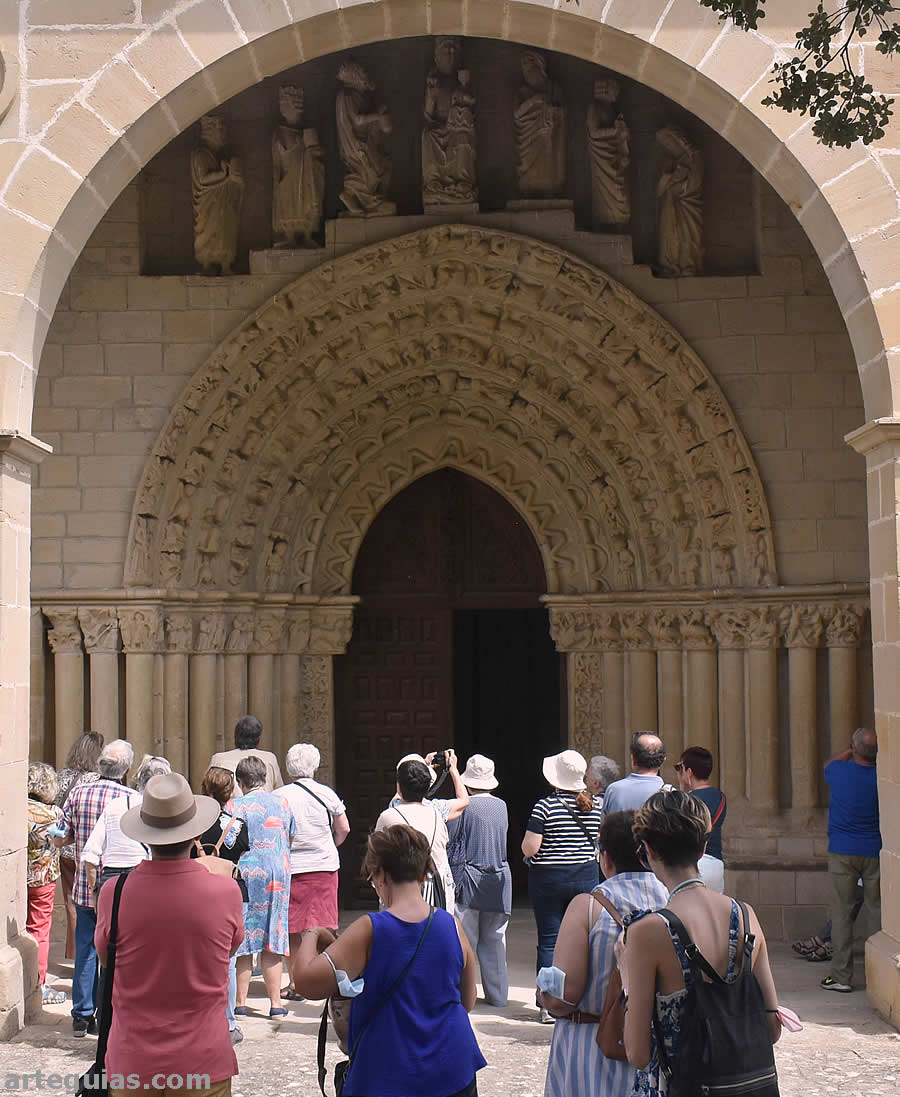 Explicaciones en la puerta de la iglesia de Tuesta