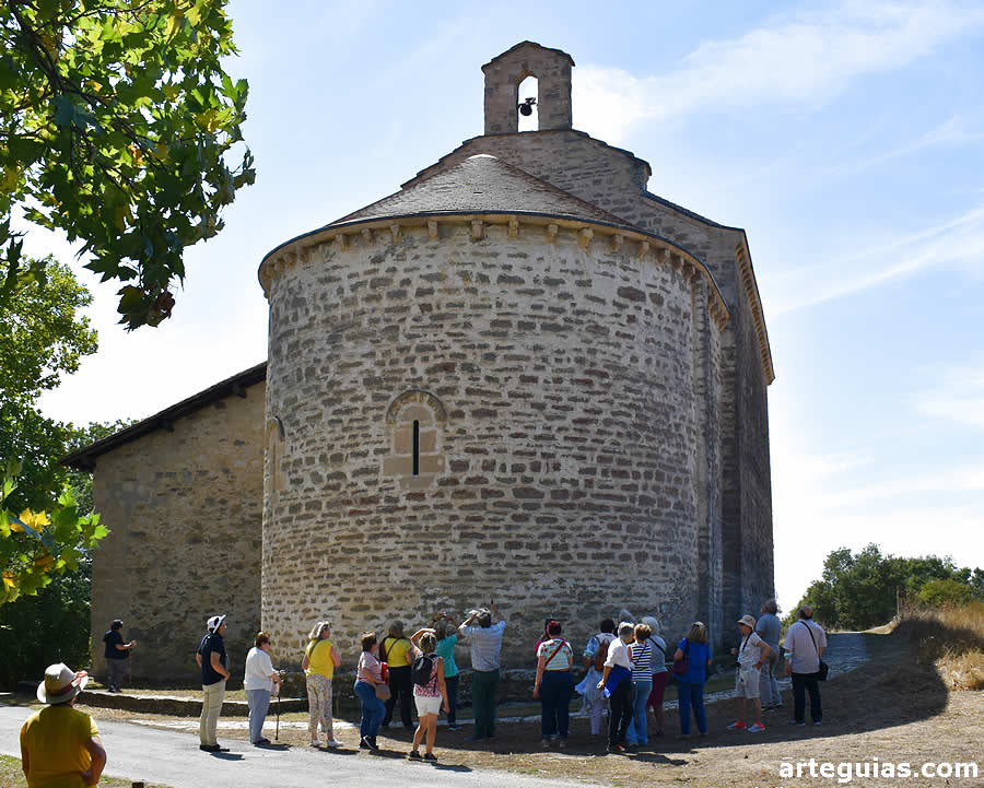 Llegada del grupo a la Ermita de Nuestra Señora de Ayala