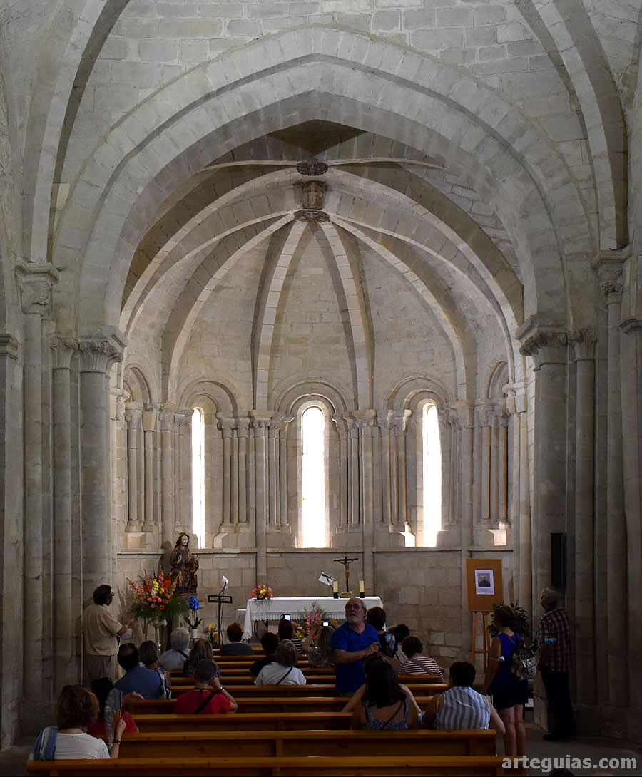 En el interior de la iglesia de Tuesta
