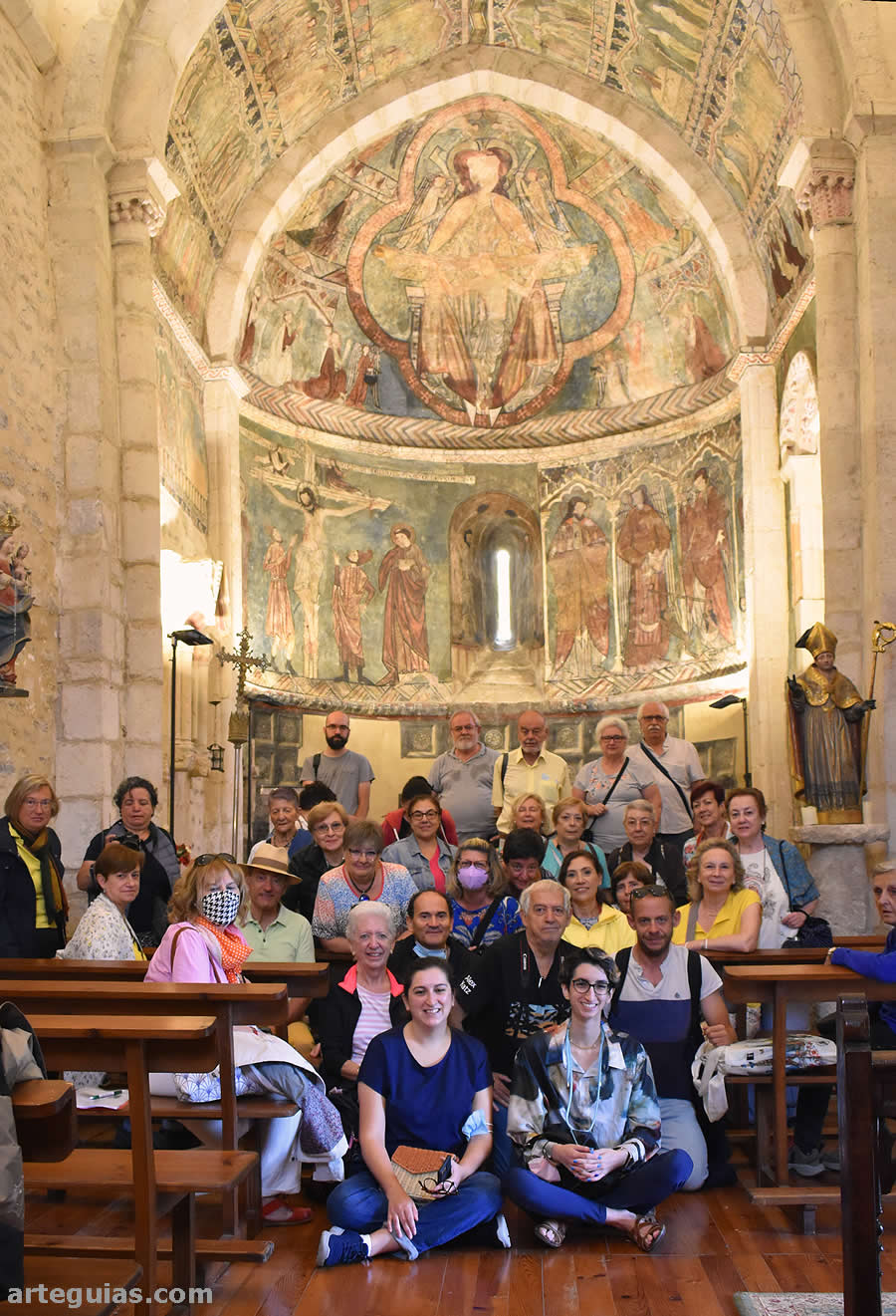Foto de familia en el interior de la iglesia de Gaceo