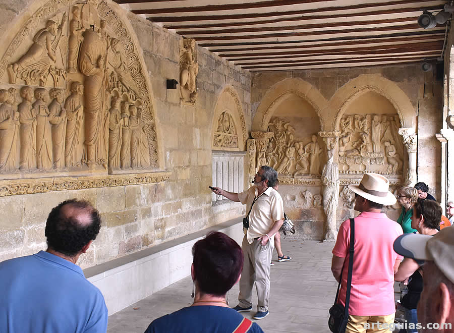 Explicaciones de las piezas encastradas en el pórtico del siglo XVIII