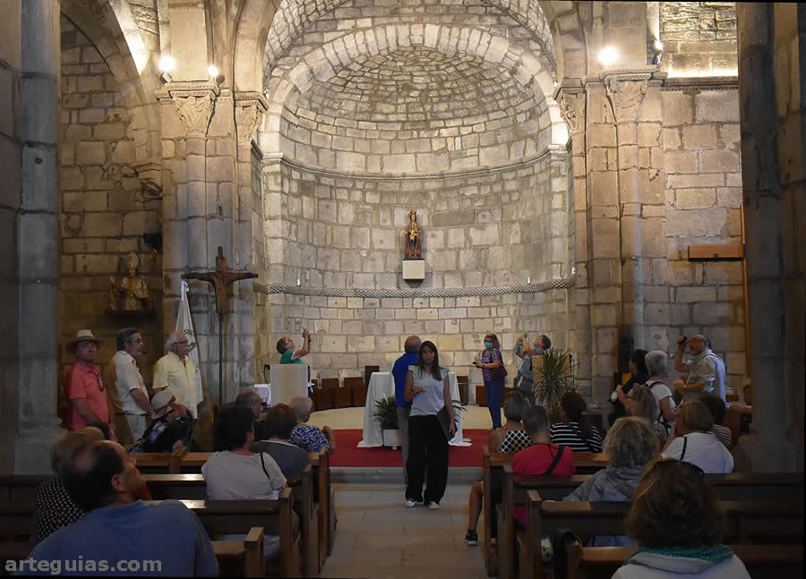 Explicaciones en el interior de la iglesia del Monasterio de Estíbaliz
