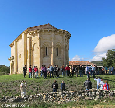 Tarde soleada del domingo ante la Ermita de la Concepci&oacute;n de San Vicentejo de Trevi&ntilde;o