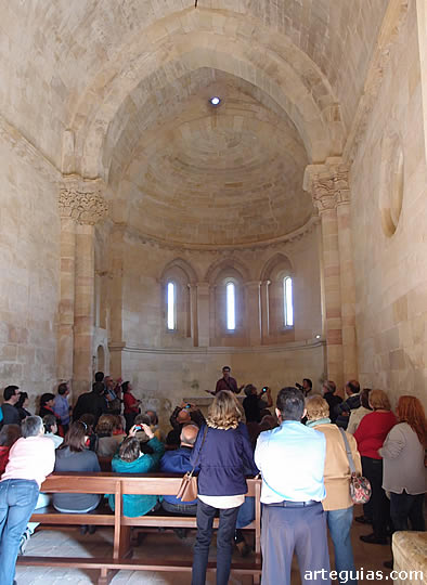Explicaciones en el interior de la ermita de San Vicentejo