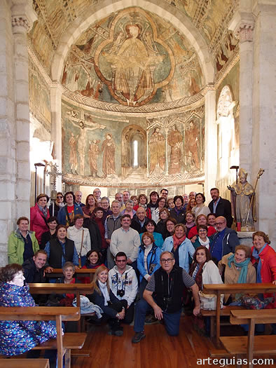 Foto de familia con las pinturas de la iglesia de Gaceo al fondo