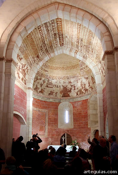 Fotografiando las enigm&aacute;ticas pinturas medievales del &aacute;bside de la iglesia de Alaiza