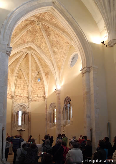 Interior rom&aacute;nico-g&oacute;tico de la iglesia de A&ntilde;ua