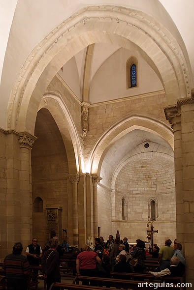 Momento de la visita a la iglesia de San Prudencio de Armentia