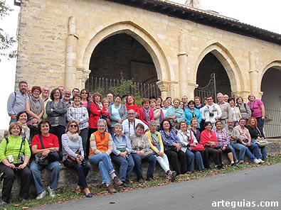 Posando en el p&oacute;rtico de la Ermita de Ayala