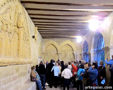 Disfrutando de los espectaculares relieves rom&aacute;nicos incrustados bajo el p&oacute;rtico