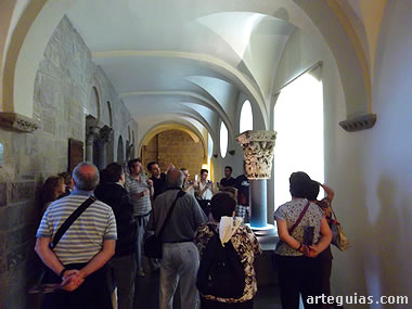 Admirando el capitel del Rey David en el Museo Diocesano de Jaca