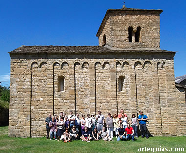 Foto de familia ante la encantadora iglesia de San Caprasio