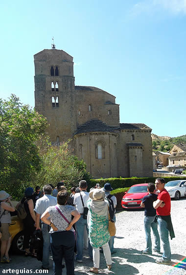Admirando los volúmenes de Santa María de Santa Cruz de la Serós