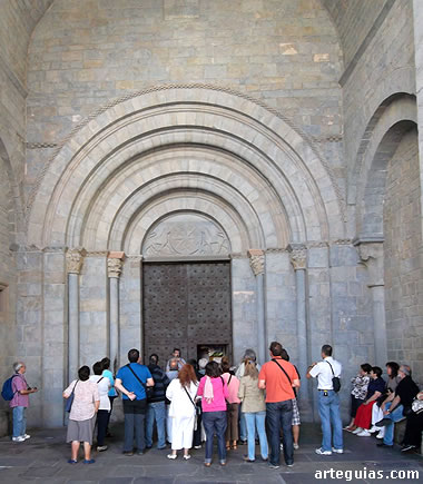 Momento del análisis de la gran portada de la Catedral de Jaca
