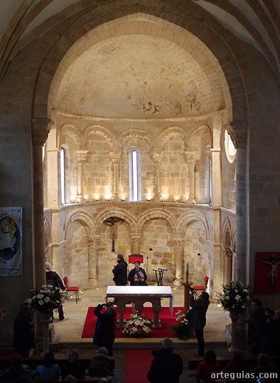 Visita al interior de la iglesia de Santa Mar&iacute;a de Cay&oacute;n