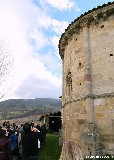 Uno de los momentos del viaje: visita a la iglesia de Argomilla de Cay&oacute;n