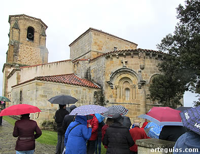Llegada a la iglesia de Santa Mar&iacute;a de Bareyo