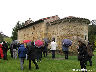 La ermita de San Rom&aacute;n de Escalante tiene una estampa tan austera que sorprende un interior tan interesante