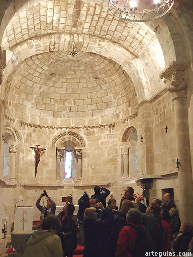 El grupo en el interior de la iglesia de Argomilla de Cay&oacute;n