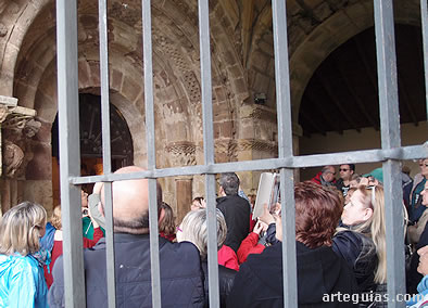 La puerta de esta iglesia ofrece muy interesantes capiteles