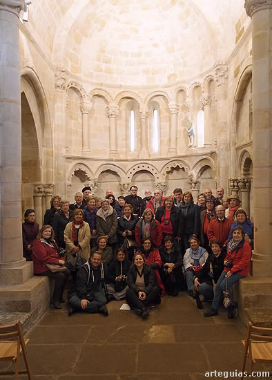 El grupo posando en la iglesia de Bareyo