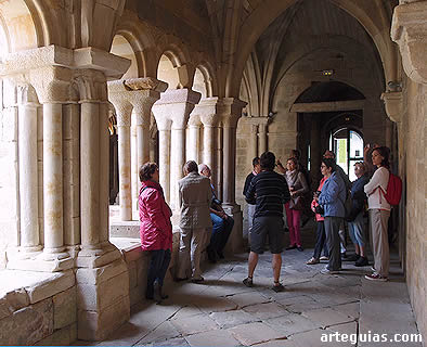 Explicaciones en el claustro del Monasterio de Santa Mar&iacute;a la Real de Aguilar de Campoo