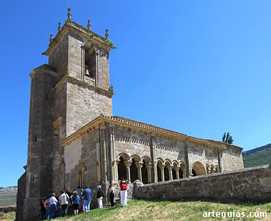 Llegada a la iglesia burgalesa de Rebolledo de la Torre