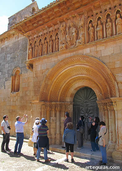 En la fachada impactante de la parroquia de Moarves de Ojeda