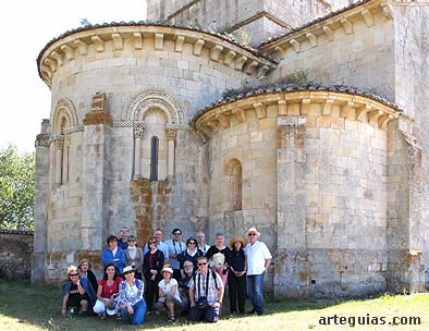 Posando ante la soberbia cabecera
