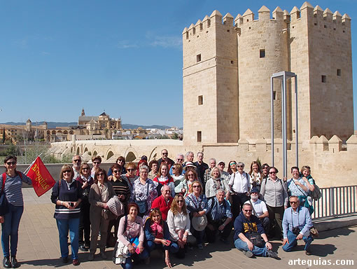 Justo después de llegar a Córdoba nos hicimos una foto junto a la Calahorra , el puente romano y al fondo la mezquita
