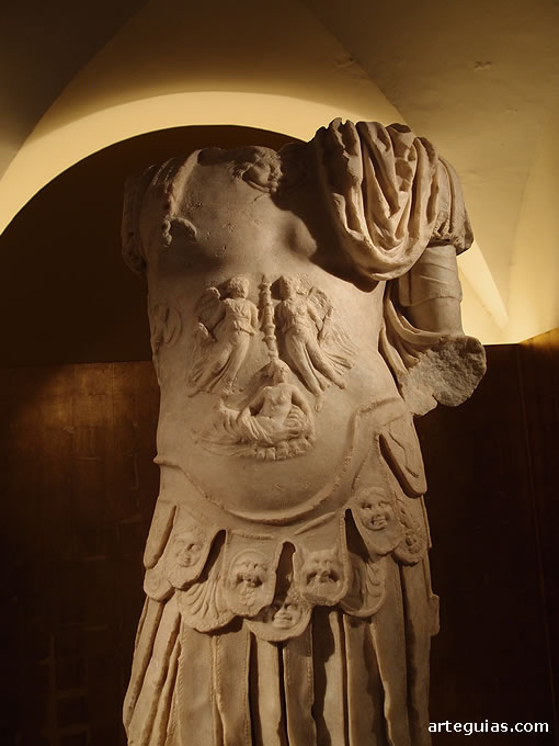 Estatua thoracata de un emperador. Museo de Baena