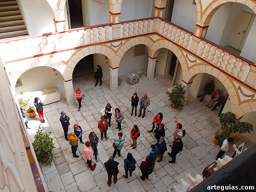 En el patio del Museo Arqueológico e Histórico de Baena