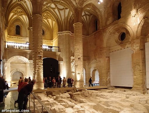 En el interior de la iglesia Abacial de Santa María la Mayor de Alcalá la Real con su espectacular contenido de tumbas