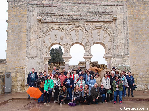 Foto de familia ante la fachada de la Casa de Yafar