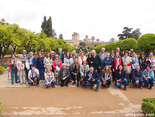 Nuestro grupo de viajeros posando delante del cascos antiguo de Córdoba