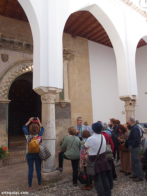 Explicaciones en el pórtico de entrada a la Capilla de San Bartolomé, verdadera joyita escondida del parimonio medieval de Córdoba