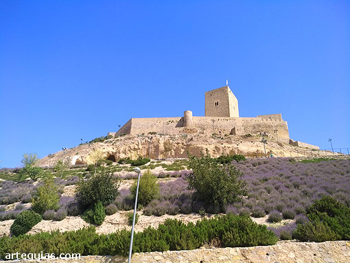 En la mañana soleada del sábado llegamos al aprcamiento del castillo de Alcaudete que preside monumentalmente la ciudad